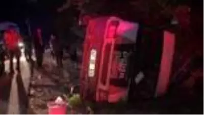 Minibüs devrildi: 3 yaralı Minibüs devrildi: 3 yaralı