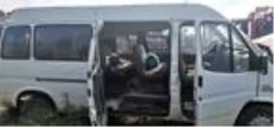 Minibüs tarlaya yuvarlandı: 1'i bebek, 5 yaralı Minibüs tarlaya yuvarlandı: 1'i bebek, 5 yaralı