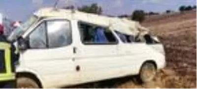Minibüs tarlaya yuvarlandı: 1'i bebek, 5 yaralı Minibüs tarlaya yuvarlandı: 1'i bebek, 5 yaralı