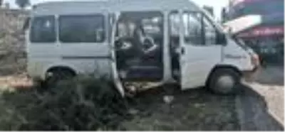Minibüs tarlaya yuvarlandı: 1'i bebek, 5 yaralı Minibüs tarlaya yuvarlandı: 1'i bebek, 5 yaralı