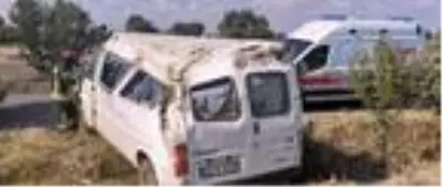 Minibüs tarlaya yuvarlandı: 1'i bebek, 5 yaralı Minibüs tarlaya yuvarlandı: 1'i bebek, 5 yaralı