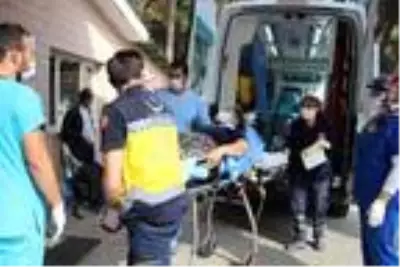 Minibüs tarlaya yuvarlandı: 1'i bebek, 5 yaralı Minibüs tarlaya yuvarlandı: 1'i bebek, 5 yaralı