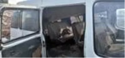 Minibüs tarlaya yuvarlandı: 1'i bebek, 5 yaralı Minibüs tarlaya yuvarlandı: 1'i bebek, 5 yaralı