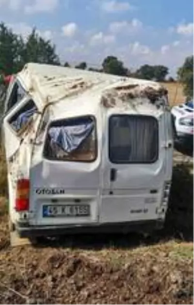 Minibüs tarlaya yuvarlandı: 1'i bebek, 5 yaralı Minibüs tarlaya yuvarlandı: 1'i bebek, 5 yaralı