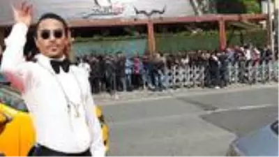 Nusret'in mekanının önündeki kuyrukla ilgili bomba iddia: Kişi başı 3 bin lira ödeniyor Nusret'in mekanının önündeki kuyrukla ilgili bomba iddia: Kişi başı 3 bin lira ödeniyor