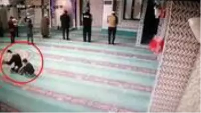 Oğluna camiyi sevdirmeye çalışan baba takla atarak namaza durdu Oğluna camiyi sevdirmeye çalışan baba takla atarak namaza durdu