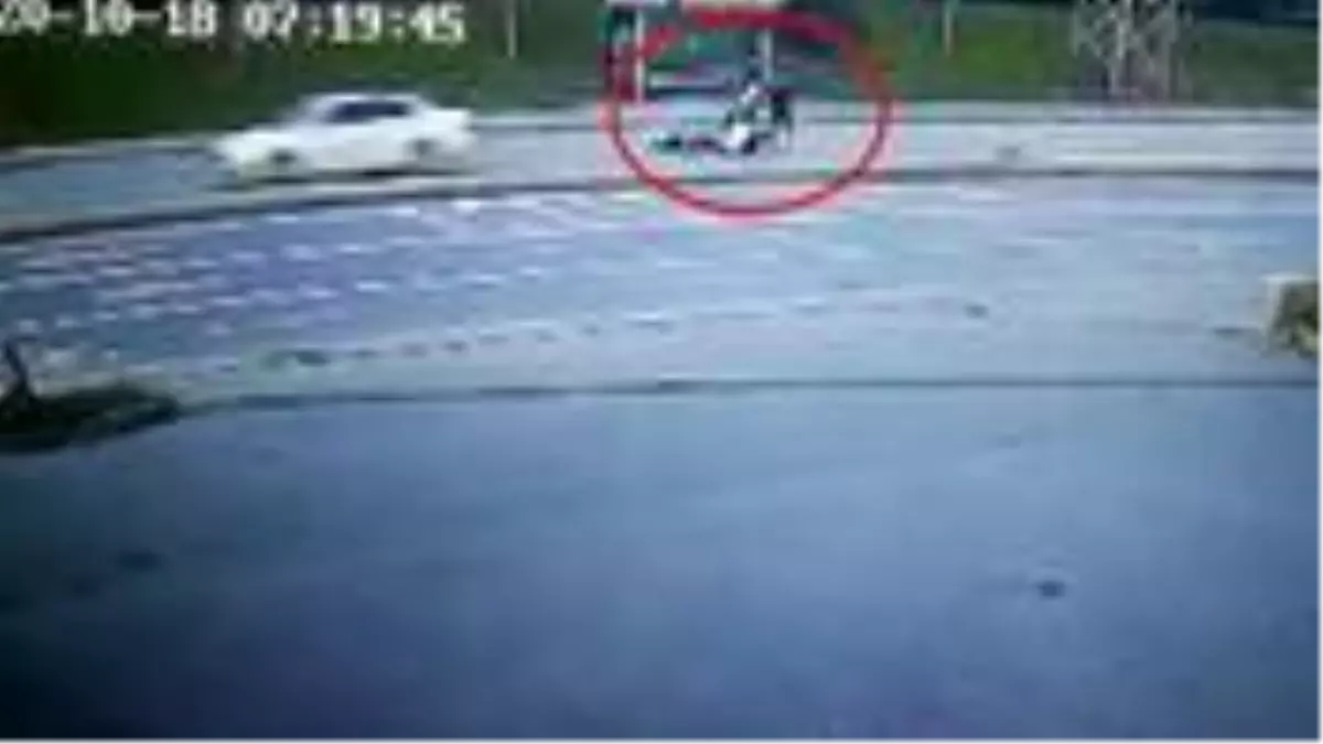 Otomobil yolun karşısına geçmeye çalışan kızlara çarptı! Kaza anı kamerada