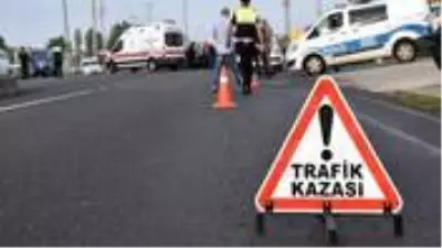 Otomobilin çarptığı motosikletteki baba ve 3 yaşındaki oğlu öldü Otomobilin çarptığı motosikletteki baba ve 3 yaşındaki oğlu öldü