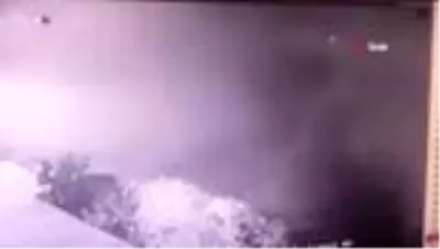 Refüje çarpan tır, tozu dumana katıp böyle yan yattı