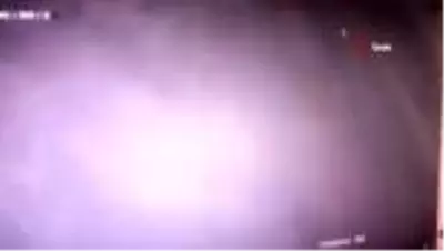 Refüje çarpan tır, tozu dumana katıp böyle yan yattı