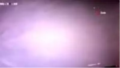 Refüje çarpan tır, tozu dumana katıp böyle yan yattı