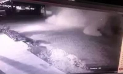 Refüje çarpan tır, tozu dumana katıp böyle yan yattı