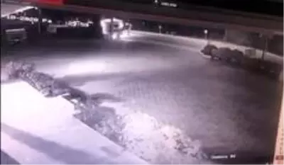 Refüje çarpan tır, tozu dumana katıp böyle yan yattı