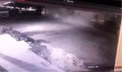 Refüje çarpan tır, tozu dumana katıp böyle yan yattı