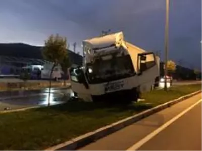 Refüje çarpan tır, tozu dumana katıp böyle yan yattı