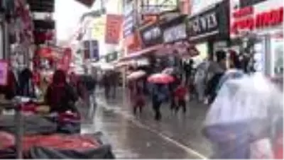 Samsun'da sağanak yağış şemsiye satışlarını arttırdı Samsun'da sağanak yağış şemsiye satışlarını arttırdı