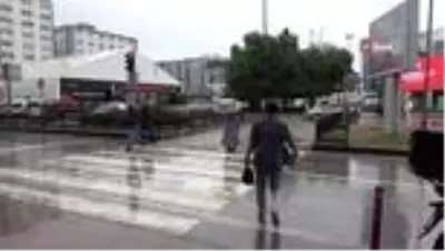 Samsun'da sağanakla birlikte hava sıcaklığı 8 derece düştü Samsun'da sağanakla birlikte hava sıcaklığı 8 derece düştü