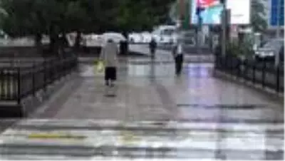 Samsun'da sağanakla birlikte hava sıcaklığı 8 derece düştü Samsun'da sağanakla birlikte hava sıcaklığı 8 derece düştü