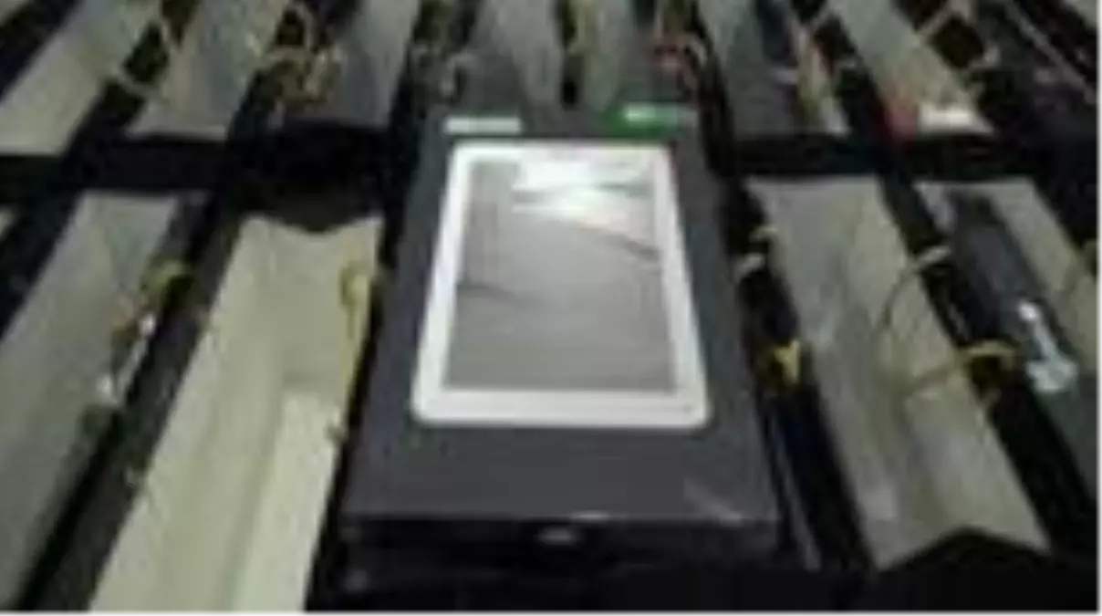 Siirt'te ihtiyaç sahibi 100 öğrenciye tablet dağıtıldı