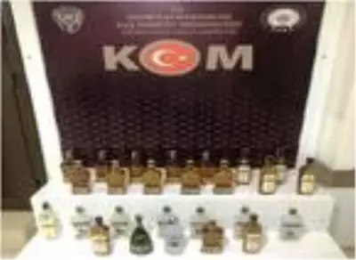 Şüphe üzerine durdurulan araçta kaçak içki ele geçirildi Şüphe üzerine durdurulan araçta kaçak içki ele geçirildi