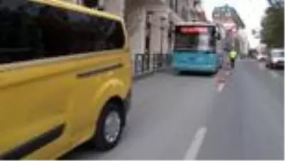 Taksim'de toplu taşıma araçlarında korona virüs denetimi Taksim'de toplu taşıma araçlarında korona virüs denetimi