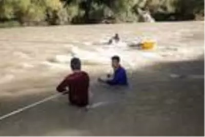 Evlerinin yakacak ihtiyacını karşılamak için tehlikeyi göze alıp, Zap Suyu'ndan odun topluyorlar Evlerinin yakacak ihtiyacını karşılamak için tehlikeyi göze alıp, Zap Suyu'ndan odun topluyorlar