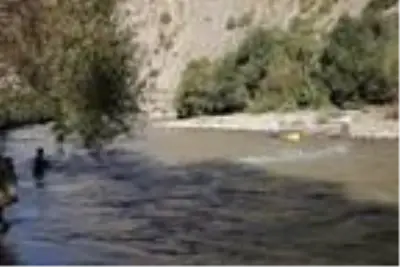 Evlerinin yakacak ihtiyacını karşılamak için tehlikeyi göze alıp, Zap Suyu'ndan odun topluyorlar Evlerinin yakacak ihtiyacını karşılamak için tehlikeyi göze alıp, Zap Suyu'ndan odun topluyorlar