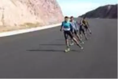 Tekerlekli kayaklarıyla kara yolunda çalışan Seher, olimpiyat vizesi için yarışacak Tekerlekli kayaklarıyla kara yolunda çalışan Seher, olimpiyat vizesi için yarışacak