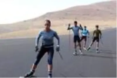 Tekerlekli kayaklarıyla kara yolunda çalışan Seher, olimpiyat vizesi için yarışacak Tekerlekli kayaklarıyla kara yolunda çalışan Seher, olimpiyat vizesi için yarışacak