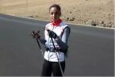 Tekerlekli kayaklarıyla kara yolunda çalışan Seher, olimpiyat vizesi için yarışacak Tekerlekli kayaklarıyla kara yolunda çalışan Seher, olimpiyat vizesi için yarışacak