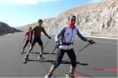 Tekerlekli kayaklarıyla kara yolunda çalışan Seher, olimpiyat vizesi için yarışacak Tekerlekli kayaklarıyla kara yolunda çalışan Seher, olimpiyat vizesi için yarışacak