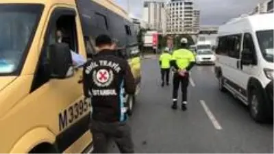 Son dakika... Tıka basa yolcu dolu otobüs sürücüsü: 'Ben yolculara da ceza kesilmesini öneriyorum' Son dakika... Tıka basa yolcu dolu otobüs sürücüsü: 'Ben yolculara da ceza kesilmesini öneriyorum'