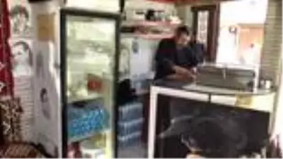 Tostçu dükkanında kumaş üzerine çizdiği resimlerle büyük beğeni topluyor Tostçu dükkanında kumaş üzerine çizdiği resimlerle büyük beğeni topluyor