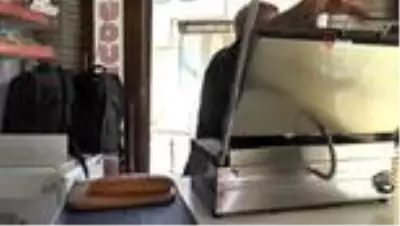 Tostçu dükkanında kumaş üzerine çizdiği resimlerle büyük beğeni topluyor Tostçu dükkanında kumaş üzerine çizdiği resimlerle büyük beğeni topluyor