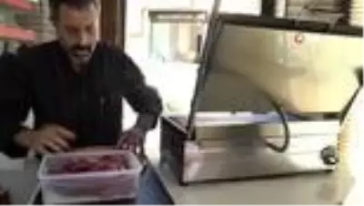 Tostçu dükkanında kumaş üzerine çizdiği resimlerle büyük beğeni topluyor Tostçu dükkanında kumaş üzerine çizdiği resimlerle büyük beğeni topluyor