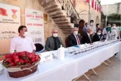 Yarışma jürisi hem yerken hem de puan verirken terledi