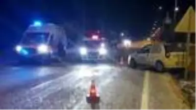 2 otomobil çarpıştı: 4 yaralı 2 otomobil çarpıştı: 4 yaralı