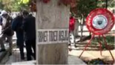 Ahmet Taner Kışlalı kabri başında anıldı Ahmet Taner Kışlalı kabri başında anıldı