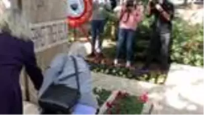 Ahmet Taner Kışlalı kabri başında anıldı Ahmet Taner Kışlalı kabri başında anıldı
