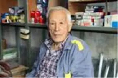 Anadol Suat, 70 yıldır otomobil tamir ediyor Anadol Suat, 70 yıldır otomobil tamir ediyor