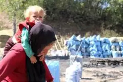 Annesinin bohçasında hayat: Sırtta 16 aylık bebekle ekmek mücadelesi Annesinin bohçasında hayat: Sırtta 16 aylık bebekle ekmek mücadelesi