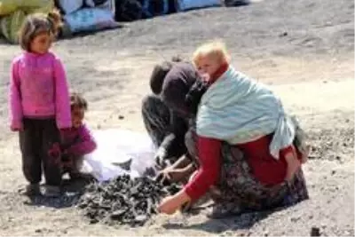 Annesinin bohçasında hayat: Sırtta 16 aylık bebekle ekmek mücadelesi Annesinin bohçasında hayat: Sırtta 16 aylık bebekle ekmek mücadelesi