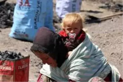 Annesinin bohçasında hayat: Sırtta 16 aylık bebekle ekmek mücadelesi Annesinin bohçasında hayat: Sırtta 16 aylık bebekle ekmek mücadelesi