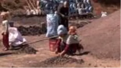 Annesinin bohçasında hayat: Sırtta 16 aylık bebekle ekmek mücadelesi Annesinin bohçasında hayat: Sırtta 16 aylık bebekle ekmek mücadelesi