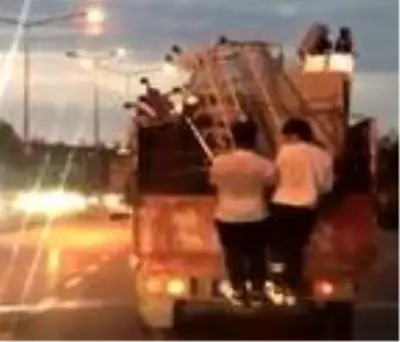 Son dakika haber: Arnavutköy'de kamyonete tutunarak yapılan tehlikeli yolculuk kamerada Son dakika haber: Arnavutköy'de kamyonete tutunarak yapılan tehlikeli yolculuk kamerada