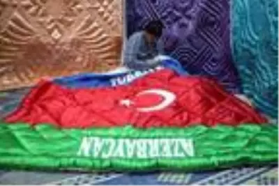 Azerbaycan ve Türk bayrağı desenli yorgan dikti Azerbaycan ve Türk bayrağı desenli yorgan dikti