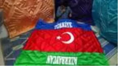 Azerbaycan ve Türk bayrağı desenli yorgan dikti Azerbaycan ve Türk bayrağı desenli yorgan dikti
