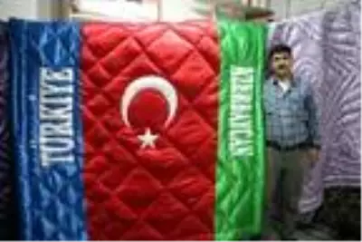 Azerbaycan ve Türk bayrağı desenli yorgan dikti Azerbaycan ve Türk bayrağı desenli yorgan dikti