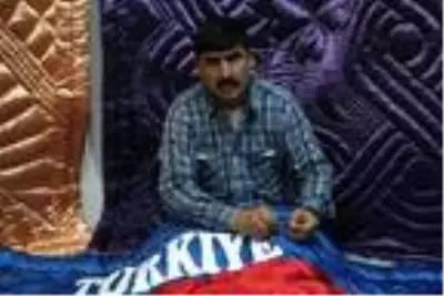 Azerbaycan ve Türk bayrağı desenli yorgan dikti Azerbaycan ve Türk bayrağı desenli yorgan dikti