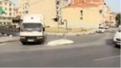 Bağcılar'da bu kavşakta kaza eksik olmuyor... Çevre sakinleri önlem istedi Bağcılar'da bu kavşakta kaza eksik olmuyor... Çevre sakinleri önlem istedi